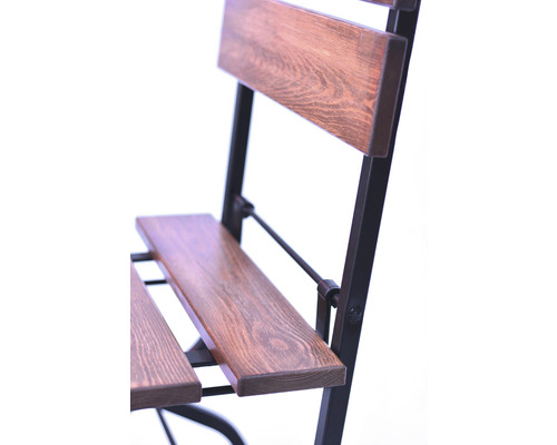 Detailní pohled na dřevěnou zahradní židli s černým kovovým rámem