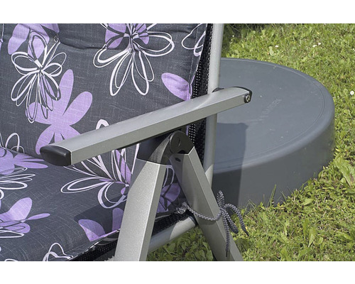 Detail zahradní židle s květinovým vzorem