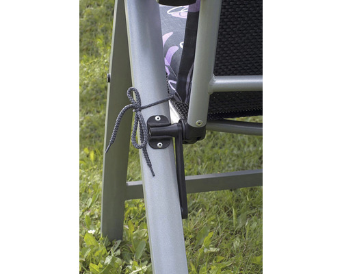 Detailní záběr zahradní houpačky s aretační funkcí