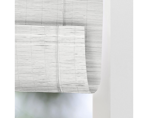 Bambusová roleta v okně