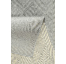 Šedý koberec s geometrickým vzorem