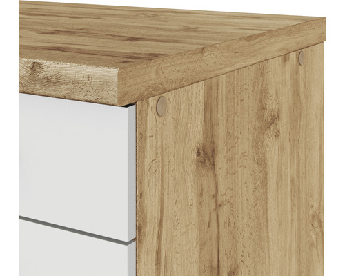 Detailní pohled na nábytek s bílými zásuvkami a vzhledem dřeva