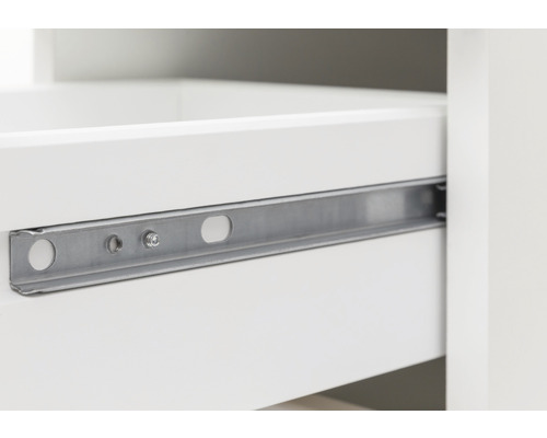 Detailní záběr kovového výsuvu zásuvky na bílé zásuvce