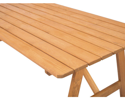 Detailní pohled na zahradní stůl ze dřeva