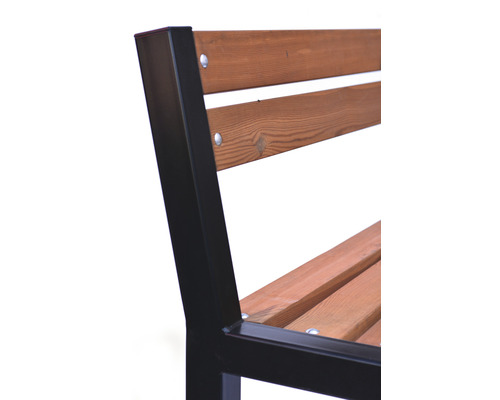 Detail zahradní lavice s dřevěnými lamelami a ocelovým rámem