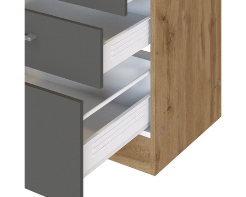 Skříň s otevřenými zásuvkami