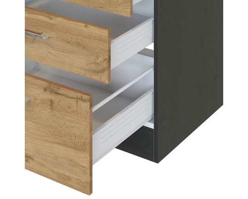 Otevřená zásuvková skříň s dřevěnou přední stranou