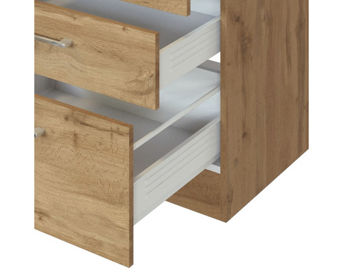 Komoda se třemi částečně otevřenými zásuvkami