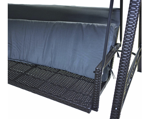 Detail zahradní houpačky s ratanovým rámem a polštáři