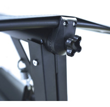 Detailní pohled na černé spojení zahradního nábytku se šroubem