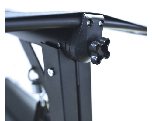 Detailní pohled na černé spojení zahradního nábytku se šroubem