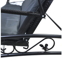 Detailní pohled na zahradní houpačku s polyratanem a kovovým rámem