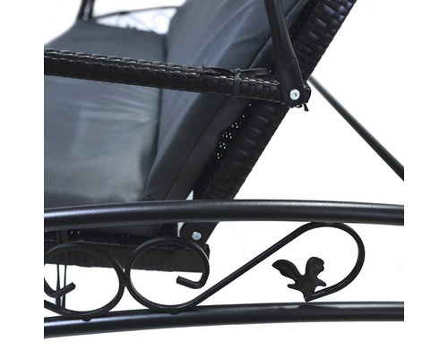 Detailní pohled na zahradní houpačku s polyratanem a kovovým rámem