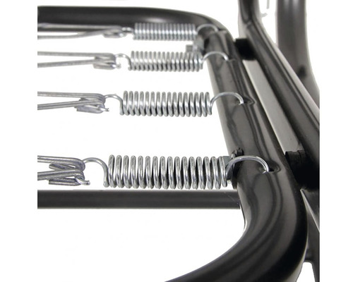 Detailní záběr kovových pružin na kusu nábytku.