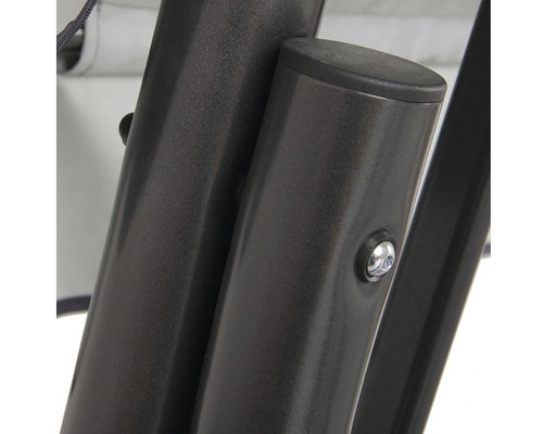 Detail kovového rámu se šroubem a koncovkou