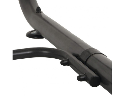 Detailní pohled na kovový rám nábytku se spojovacími prvky a nohami