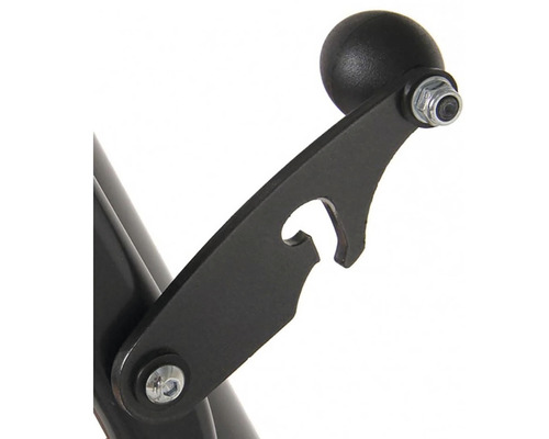 Detailní pohled na činku s otvírákem na lahve