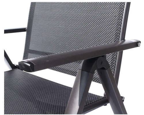 Detail zahradní židle s područkou a síťovou strukturou