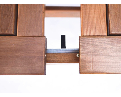 Detail dřevěného rámu s kovovou lištou