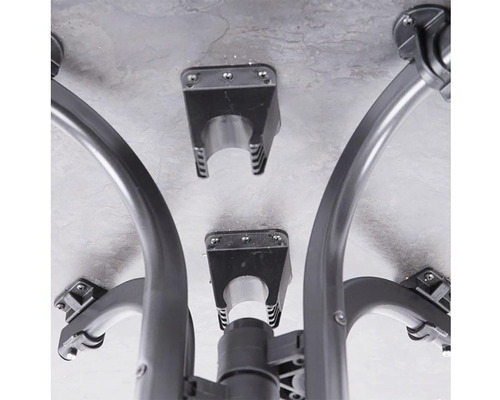 Detailní pohled na upevňovací prvky terasového ohřívače ke stolní desce