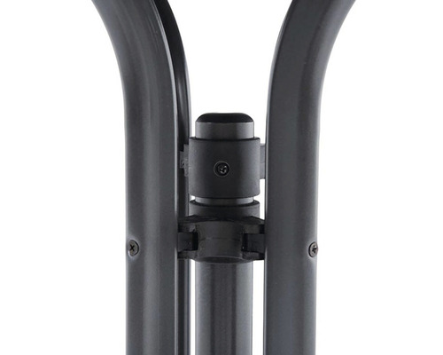 Detailní záběr skládacího sušáku na prádlo se šrouby