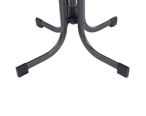 Detail kovového rámu barového stolu s nohami