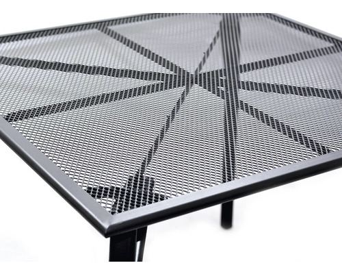 Detail čtvercového zahradního stolu s kovovou mřížkovou deskou