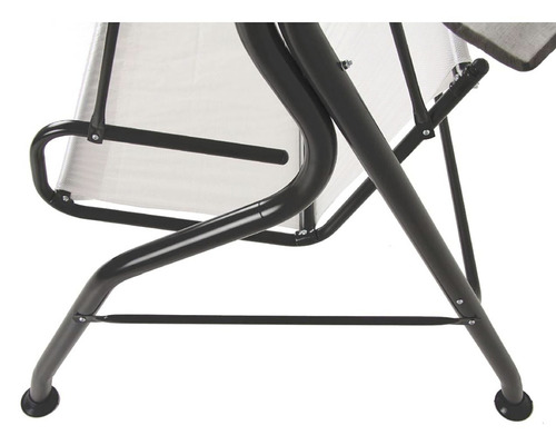 Detailní pohled na podstavec houpačky s ocelovým rámem