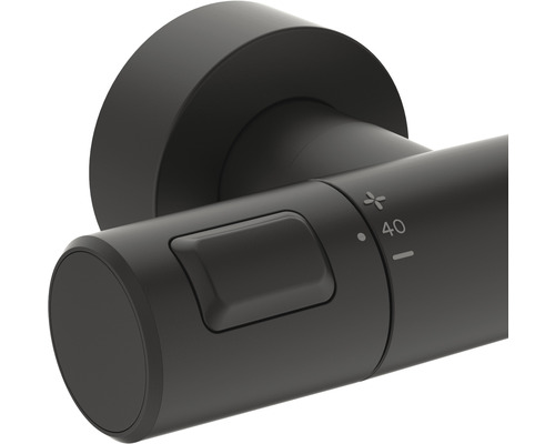 Detailní záběr černého termostatického ventilu s omezovačem teploty