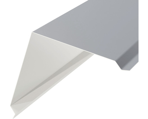 Detail plechu na okraji střechy