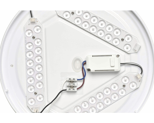 Vnitřní pohled na LED stropní svítidlo s elektronickými součástkami a LED pásky