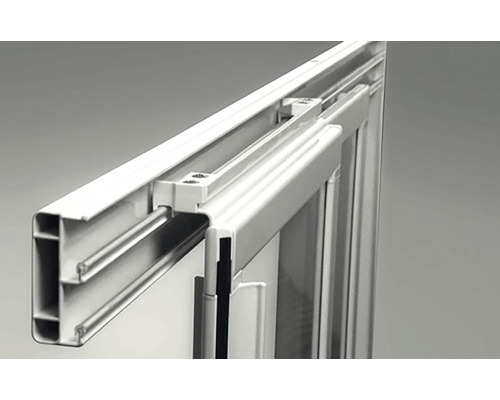 Detailní pohled na posuvný dveřní systém s kovovou lištou