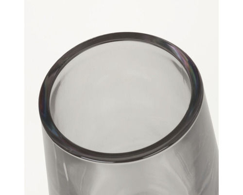 Horní část průhledné skleněné vázy