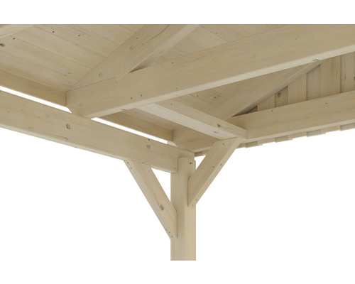 Detail dřevěného altánu s podpěrnými sloupky a konstrukcí střechy