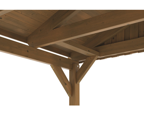 Detailní pohled na dřevěnou pergolu s dřevěnými nosnými trámy a střešní konstrukcí.