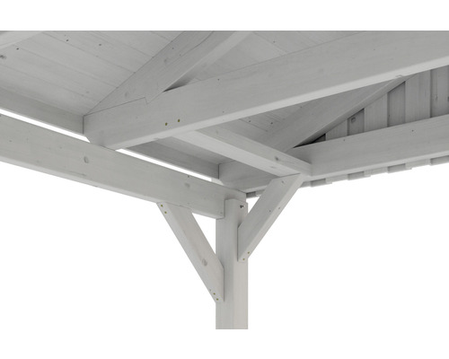 Detailní pohled na dřevěný pavilon se sloupky a střešní konstrukcí