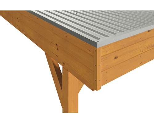 Detail dřevěné konstrukce s kovovou střechou