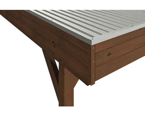 Detailní pohled na dřevěný altán s kovovou střechou