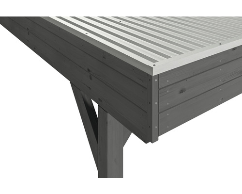 Detail dřevěné konstrukce s kovovou střechou