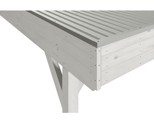 Detailní pohled na dřevěný altán s kovovou střechou