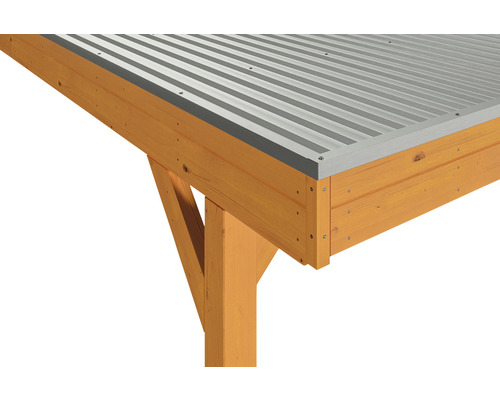 Detailní pohled na dřevěný přístřešek pro auto s kovovou střechou