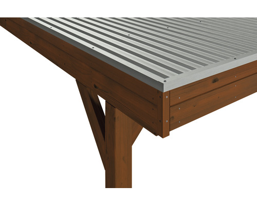 Detailní pohled na dřevěný altán s kovovou střechou