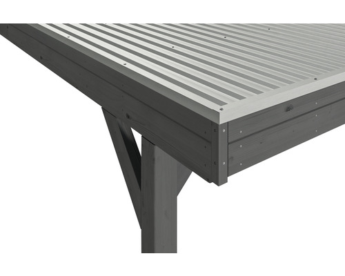 Detailní pohled na dřevěný zahradní altán s kovovou střechou