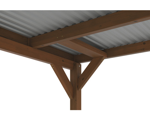 Detail dřevěného altánu s kovovou střechou