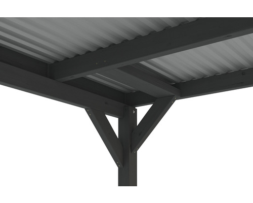 Detail šedé dřevěné pergoly s kovovou střechou