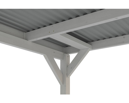 Detailní pohled na dřevěnou pergolu s kovovou střešní konstrukcí