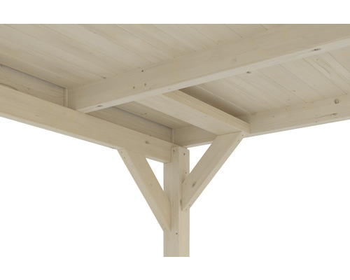 Detailní pohled na dřevěnou pergolu se sloupky a střešní konstrukcí