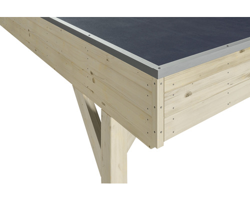 Detailní pohled na dřevěný zahradní altán s bitumenovou střechou a kovovým krytem.