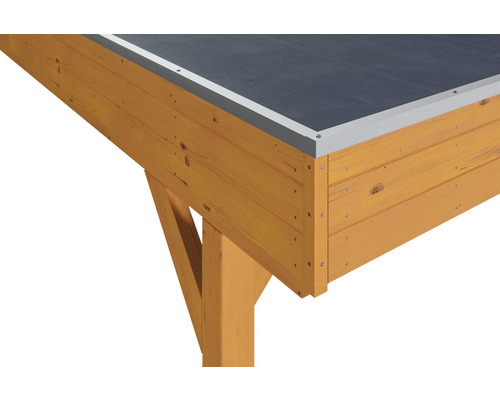 Detailní pohled na dřevěný dům s bituminovou střechou a kovovým krytem