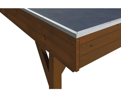 Detailní pohled na dřevěný dům s bitumenovou střechou a střešním profilem